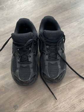 Nike Black Womans Athletic Mesh Running Shoes